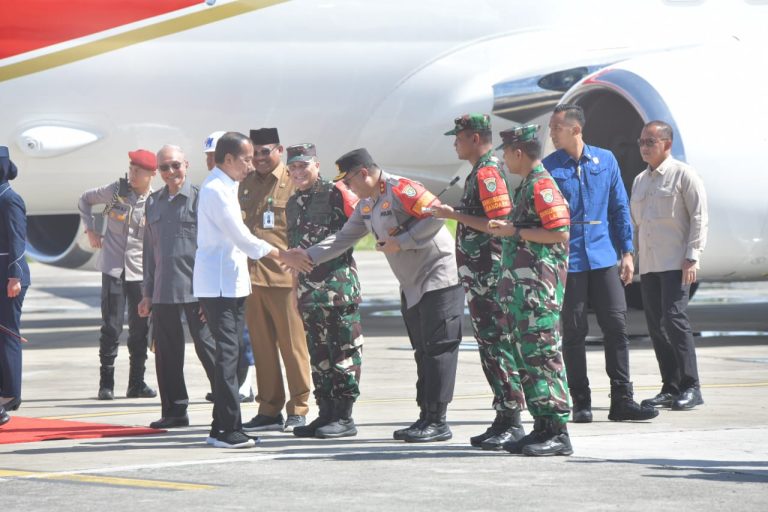 Kapolda Aceh Sambut Kedatangan Presiden Jokowi Oktober 15, 2024