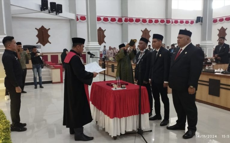 Musaitir Dilantik Sebagai Ketua DPRK Aceh Timur, dan Dua Wakil Ketua  November 14, 2024