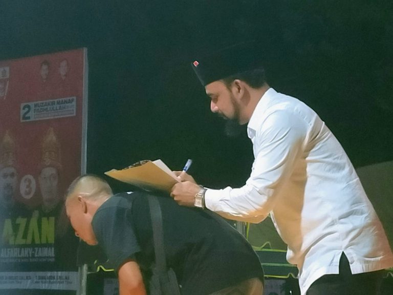 Al-Farlaky Teken Kontrak Politik di Depan Ribuan Masyarakat Idi Tunong November 21, 2024