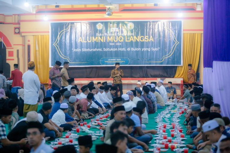 Bupati Al-Farlaky Bukber Bersama Alumni MUQ Langsa Maret 23, 2025