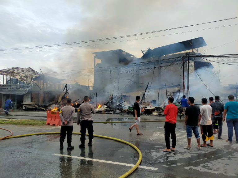 Sejumlah Toko Berkontruksi Kayu Hangus Terbakar di Idi Rayeuk Aceh Timur April 20, 2025