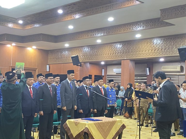 Mualem lantik Sejumlah Pejabat Pimpinan di Lingkungan Pemerintah Aceh Mei 19, 2025