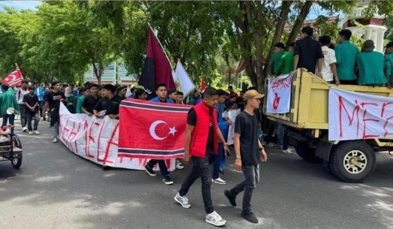 Demo Terkait 4 Pulau, Mahasiswa Kibarkan Bendera Bintang Bulan Juni 16, 2025