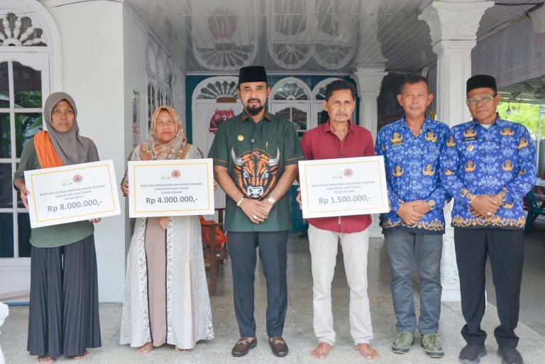 Bupati Aceh Timur Serahkan Bantuan untuk Korban Angin Kencang Bupati Aceh Timur Serahkan Bantuan untuk Korban Angin Kencang Juni 17, 2025
