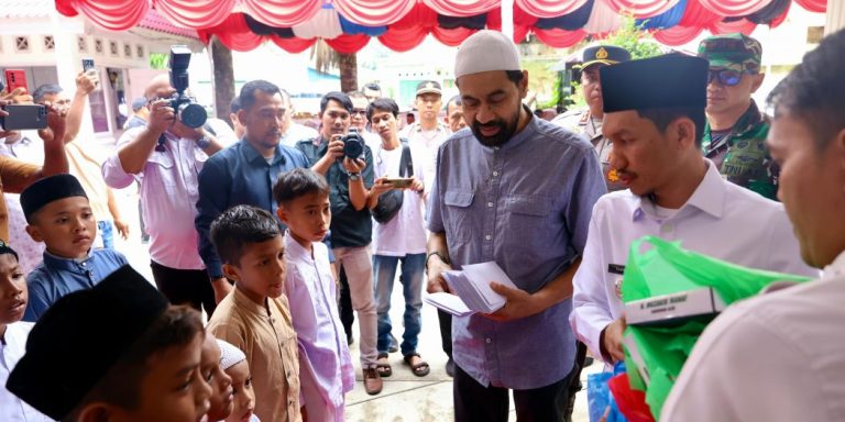 Mualem Santuni 1.000 Anak Yatim di Aceh Barat Juni 4, 2025