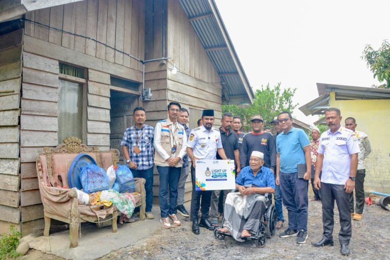 Bupati Al-Farlaky Kembali Salurkan Pemasangan Listrik Gratis Juni 18, 2025