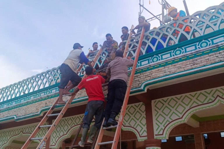 Dua Pekerja Asal Medan Tersengat Listrik Saat Memasang Kubah Masjid di Aceh Timur Juni 18, 2025