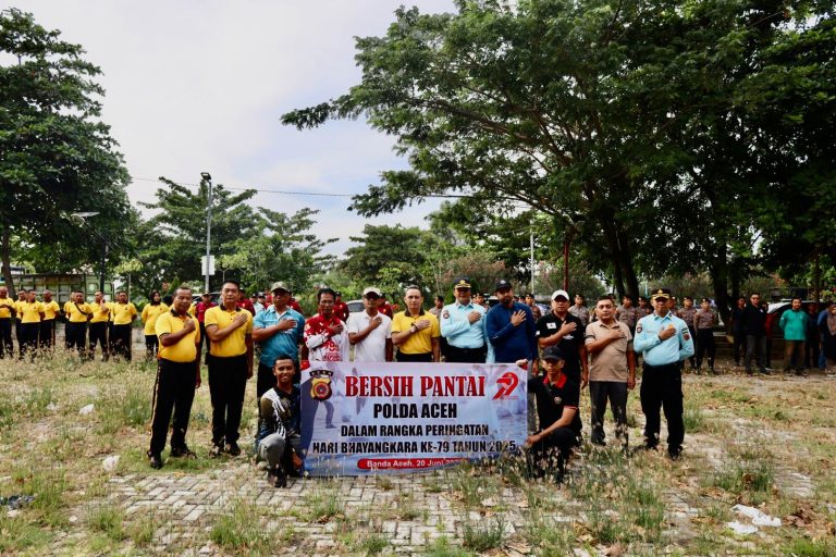 Sambut Hari Bhayangkara, Polda Aceh Gelar Aksi Bersih Pantai di Ulee Lheue Juni 20, 2025