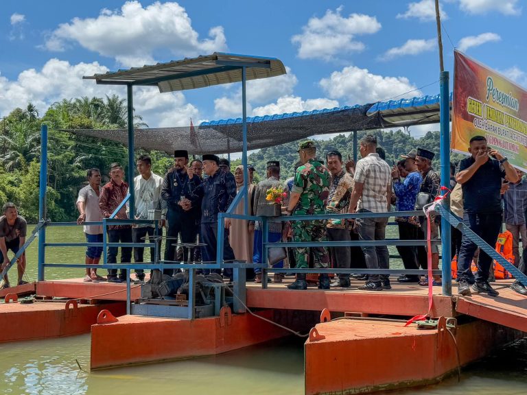 Terobos Pedalaman, Bupati Al-Farlaky Serahkan Getek Penyeberangan di Simpang Jernih Juli 17, 2025