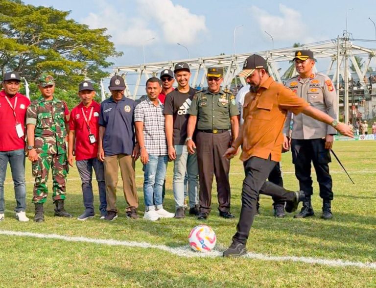 Hadiah Rp100 Juta, Bupati Al-Farlaky Minta Para Pemain Sepakbola Junjung Sportifitas Hadiah Rp100 Juta, Bupati Al-Farlaky Minta Para Pemain Sepakbola Junjung Sportifitas Juli 30, 2025