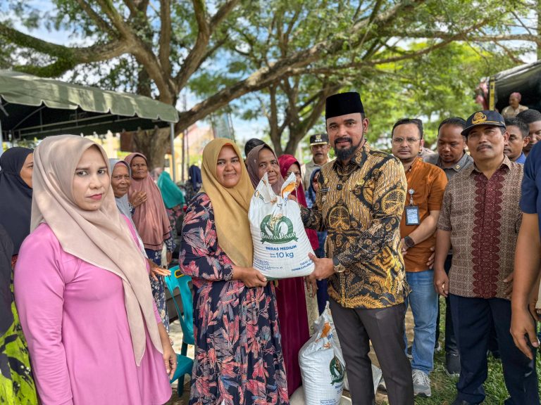 Bupati Al-Farlaky Launching Bantuan Pangan Beras: 43.481 KK Terima Jatah 20 Kg Juli 19, 2025