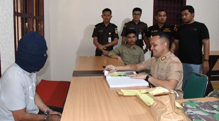 Polres Aceh Timur Limpahkan Tersangka Penembakan Rumah Anggota Polisi ke JPU Juli 25, 2025
