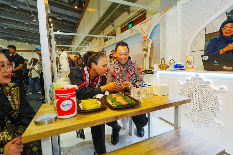 Kapolri Nikmati ‘Kupi Khop’ di Stan Bhayangkari Aceh Kapolri Nikmati 'Kupi Khop' di Stan Bhayangkari Aceh Juli 27, 2025