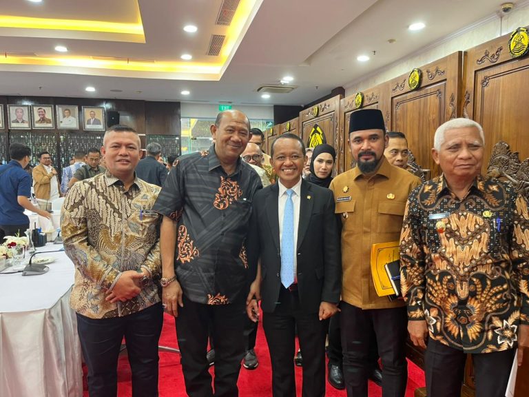 Rapat dengan Menteri ESDM, Bupati Al-Farlaky Perjuangan 796 Sumur Minyak Rakyat  Juli 29, 2025