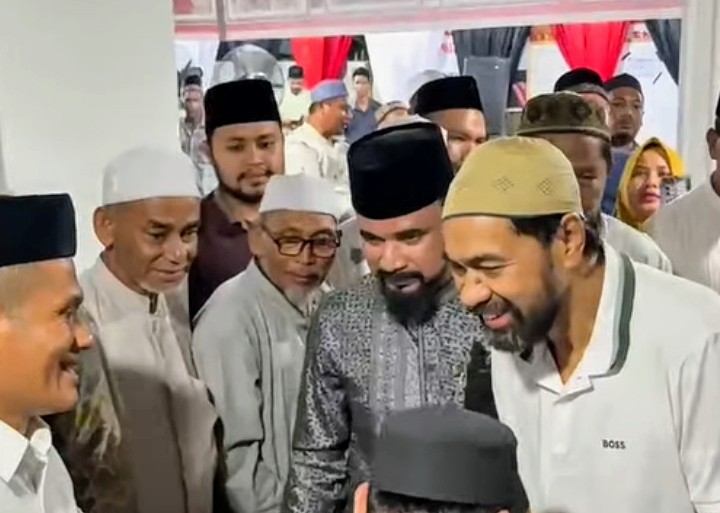 Mualem Kunjungi Rumah Duka Bupati Al-Farlaky Ditengah Hujan Deras Juli 26, 2025