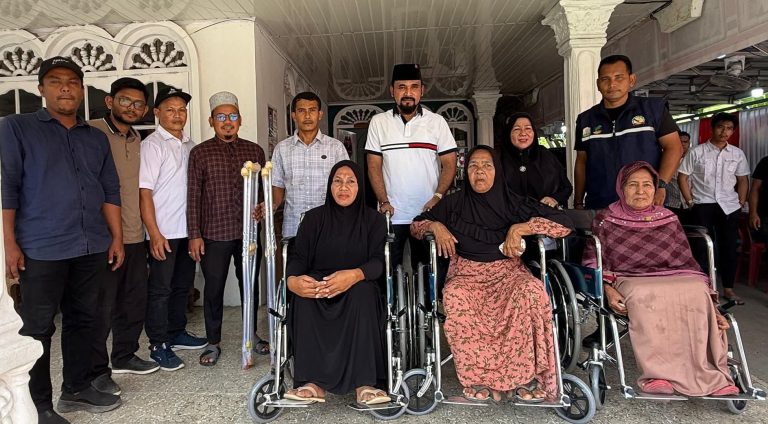 Bupati Al-Farlaky Serahkan Bantuan Kursi Roda untuk Lansia Dan Disabilitas  Agustus 13, 2025