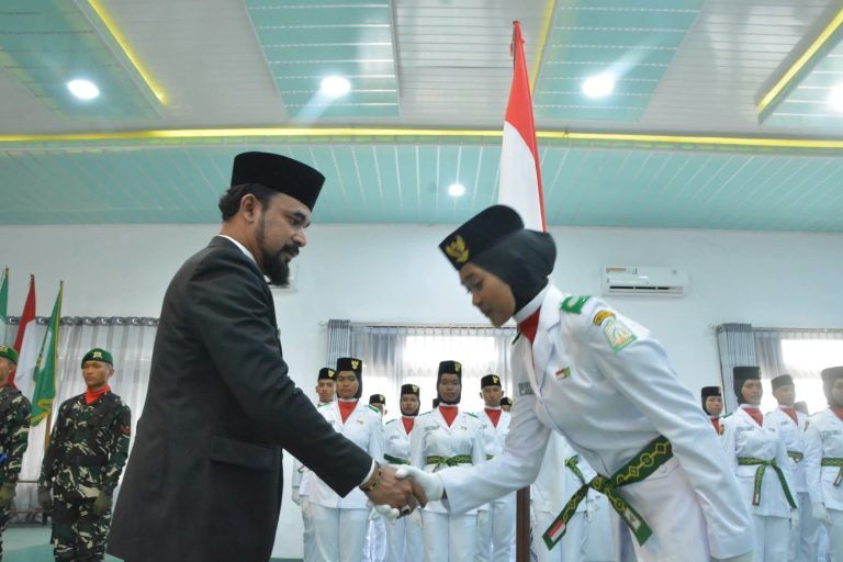 Bupati Al-Farlaky Kukuhkan 75 Anggota Paskibraka HUT RI ke-80 Bupati Al-Farlaky Kukuhkan 75 Anggota Paskibraka HUT RI ke-80 Agustus 16, 2025