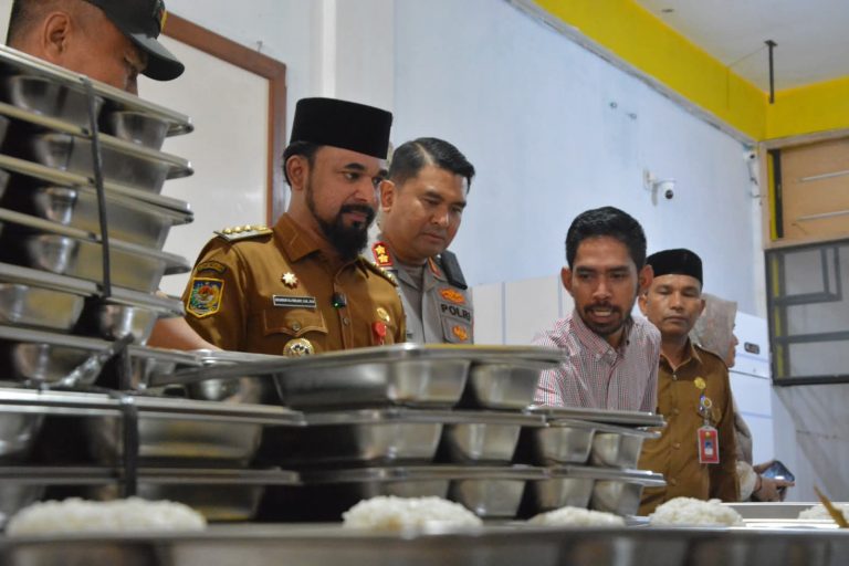 Bupati Al-Farlaky Launching Program Makan Bergizi Gratis di Peudawa Agustus 19, 2025