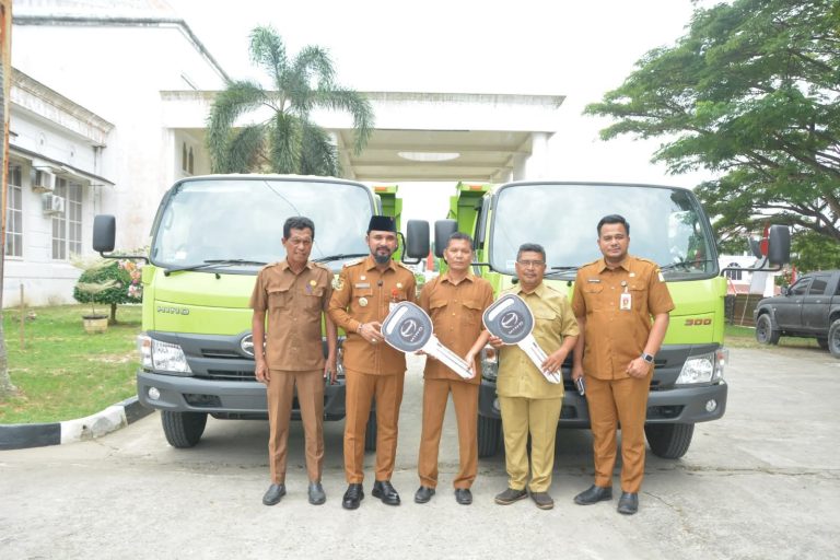 Bupati Al-Farlaky Serahkan Armada Sampah untuk UPTD Julok dan Idi Rayeuk Bupati Al-Farlaky Serahkan Armada Sampah untuk UPTD Julok dan Idi Rayeuk Agustus 20, 2025