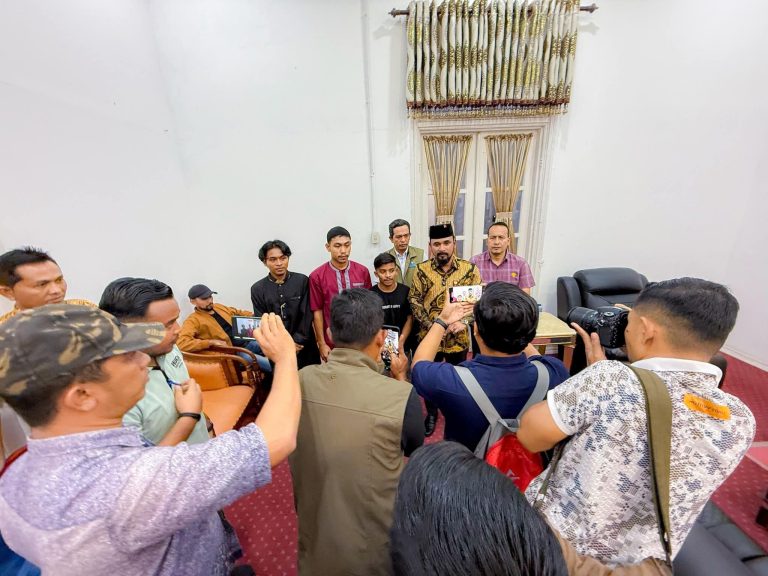 Bupati Al-Farlaky Sambut 5 Nelayan Aceh yang Terdampar di Kepulauan Aru, Maluku Agustus 23, 2025