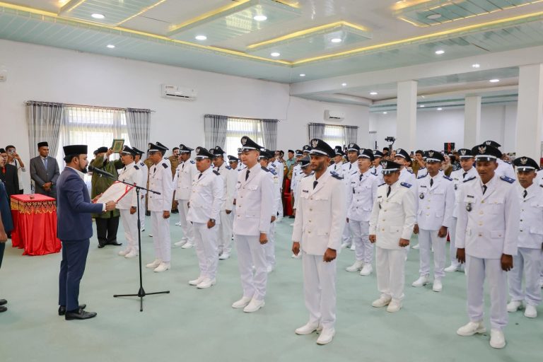 Perdana, Bupati Al-Farlaky Lantik Serentak Keuchik di Aceh Timur September 16, 2025