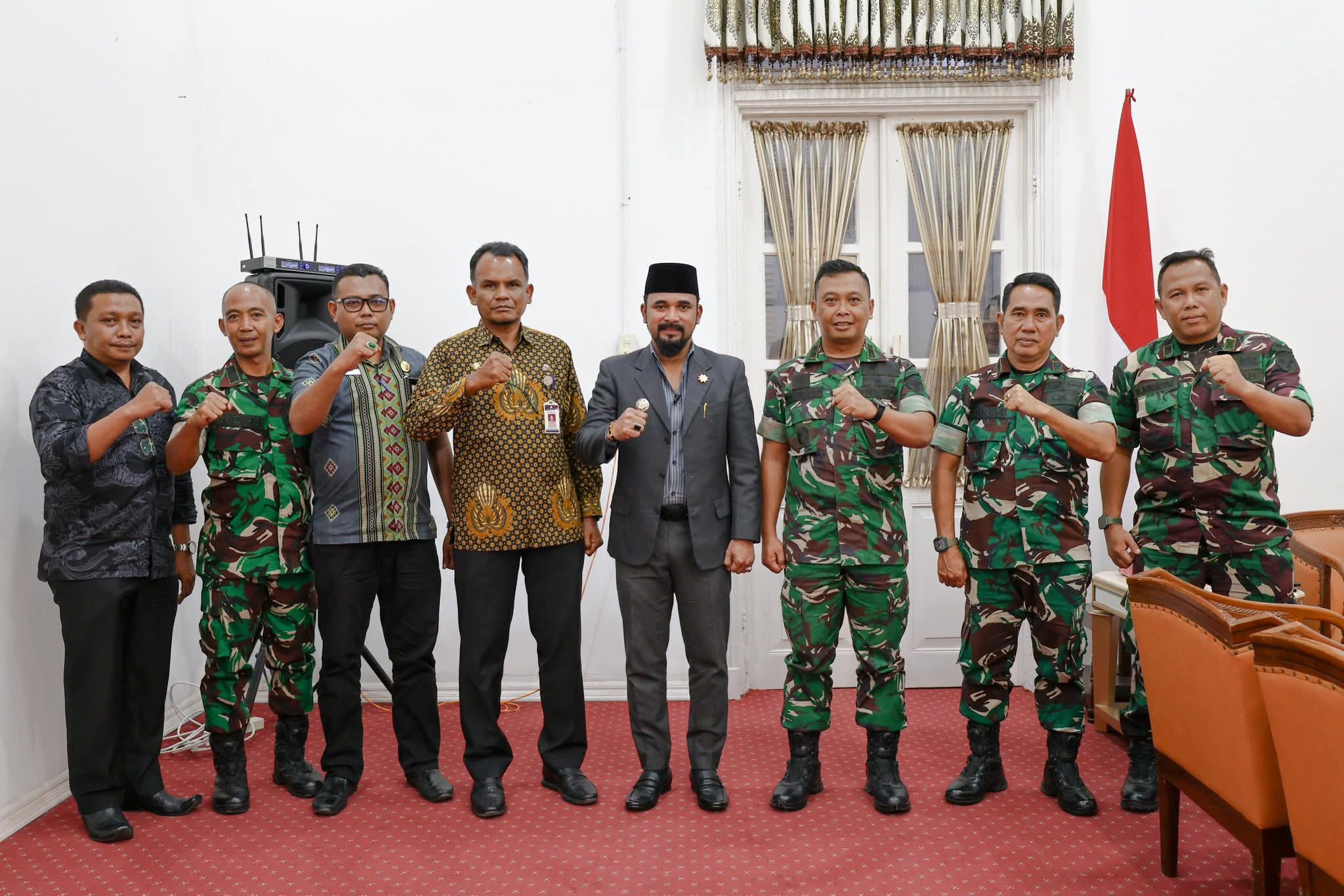 Bupati Al-Farlaky Teken Hibah Tanah dan Bangunan untuk Makodim 0104 Aceh Timur Oktober 2, 2025