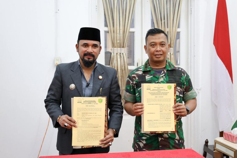 Bupati Al-Farlaky Teken Hibah Tanah dan Bangunan untuk Makodim 0104 Aceh Timur Oktober 2, 2025