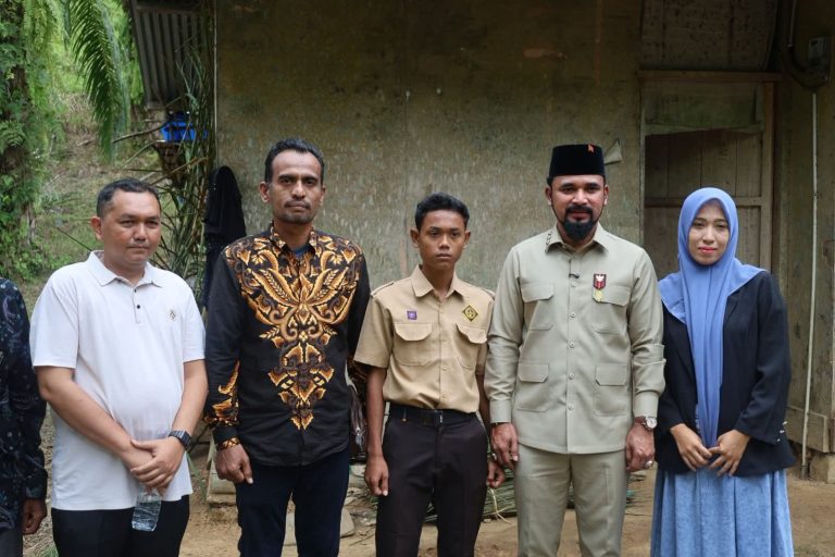 Bupati Al-Farlaky Sambangi Anak Yatim yang Tempati Rumah dari Anyaman Bambu  Oktober 24, 2025