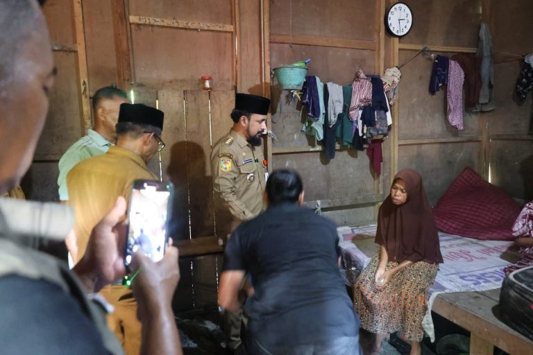 Bupati Aceh Timur Al-Farlaky Sambangi Rumah Janda Miskin di Madat  Oktober 27, 2025