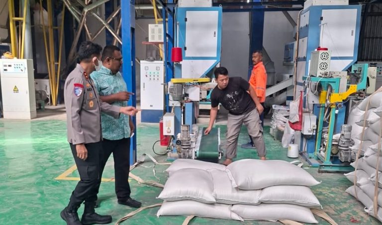 Pastikan Bebas Oplosan, Kapolda Aceh Cek Kualitas Beras di Kilang Padi Oktober 7, 2025