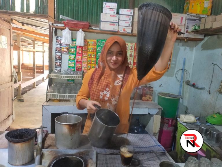 Ainun Gadis Yatim Aceh Timur yang Lihai Sebagai Barista Kopi Oktober 23, 2025