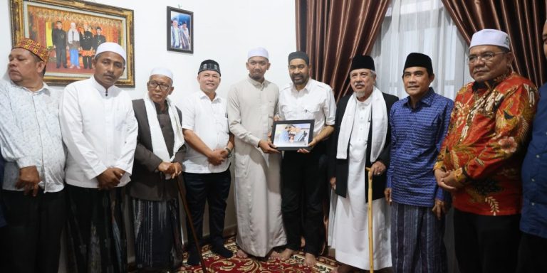 Mualem Hadiri Haul ke-5 Abu Paloh Gadeng di Aceh Utara Oktober 23, 2025