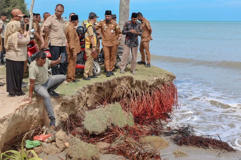 Abrasi di Pantai Pelangi Meluas, Bupati Al-Farlaky Rencanakan Pasang Batu Pemecah Ombak Abrasi di Pantai Pelangi Meluas, Bupati Al-Farlaky Rencanakan Pasang Batu Pemecah Ombak November 4, 2025