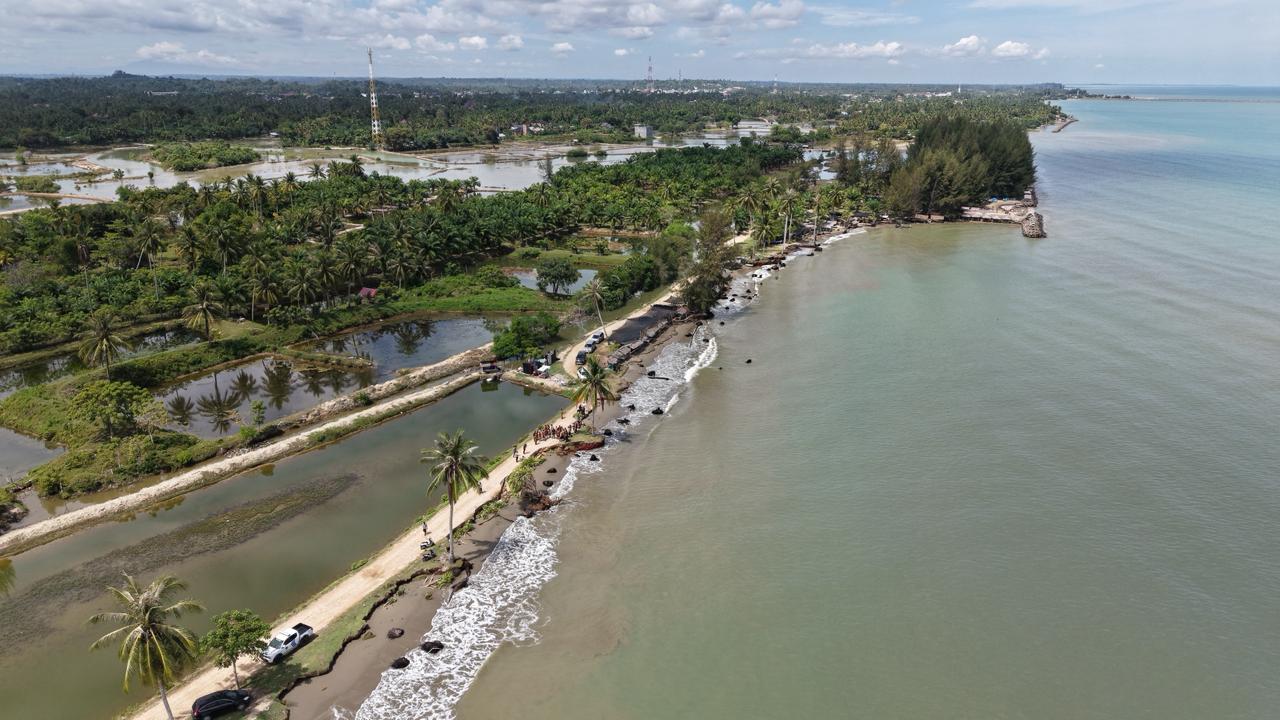 Abrasi di Pantai Pelangi Meluas, Bupati Al-Farlaky Rencanakan Pasang Batu Pemecah Ombak - RILIS.NET Abrasi di Pantai Pelangi Meluas, Bupati Al-Farlaky Rencanakan Pasang Batu Pemecah Ombak November 4, 2025