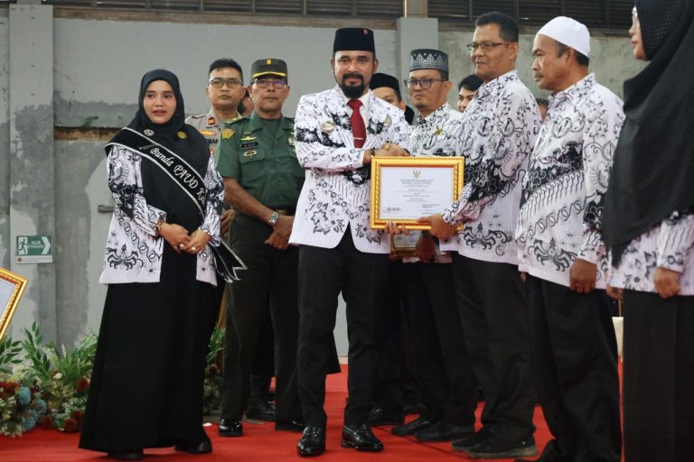 10 Guru di Aceh Timur Terima Penghargaan dari Bupati Al-Farlaky  November 25, 2025