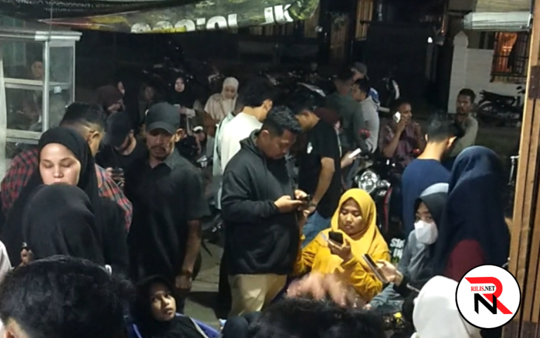 Jaringan Lumpuh, Warung Penyedia Starlink Diserbu Pengguna Handphone di Aceh Timur Jaringan Lumpuh, Warung Penyedia Starlink Diserbu Pengguna Handphone di Aceh Timur November 30, 2025