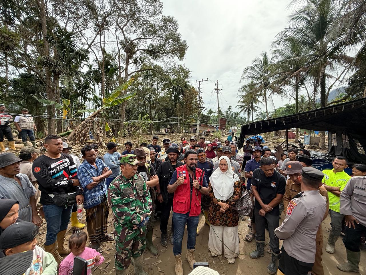 Bupati Al-Farlaky Disambut Tangis Haru Warga Simpang Jernih - RILIS.NET Bupati Al-Farlaky Disambut Tangis Haru Warga Simpang Jernih Desember 16, 2025