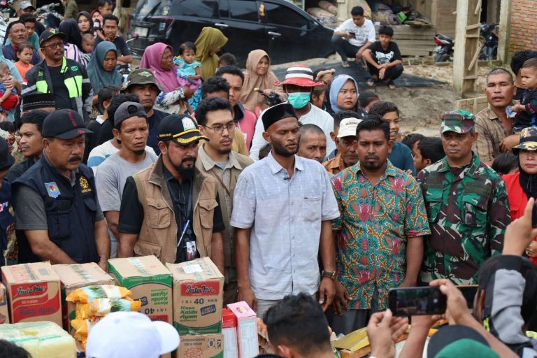 Bupati Al-Farlaky Bawa Relawan Medis , dan Logistik ke Gampong Cek Mbon Peureulak  Desember 9, 2025