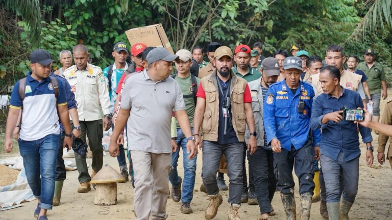 Bupati Al-Farlaky Terobos Lumpur Antar Logistik ke Peunaron dan Lokop Bupati Al-Farlaky Terobos Lumpur Antar Logistik ke Peunaron dan Lokop Desember 2, 2025