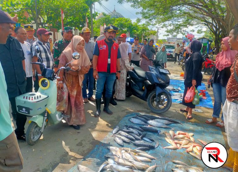 Tinjau Pusat Kota Idi Pasca Banjir, Bupati Al-Farlaky Minta Pedagang Tak Naikan Harga Barang Desember 5, 2025