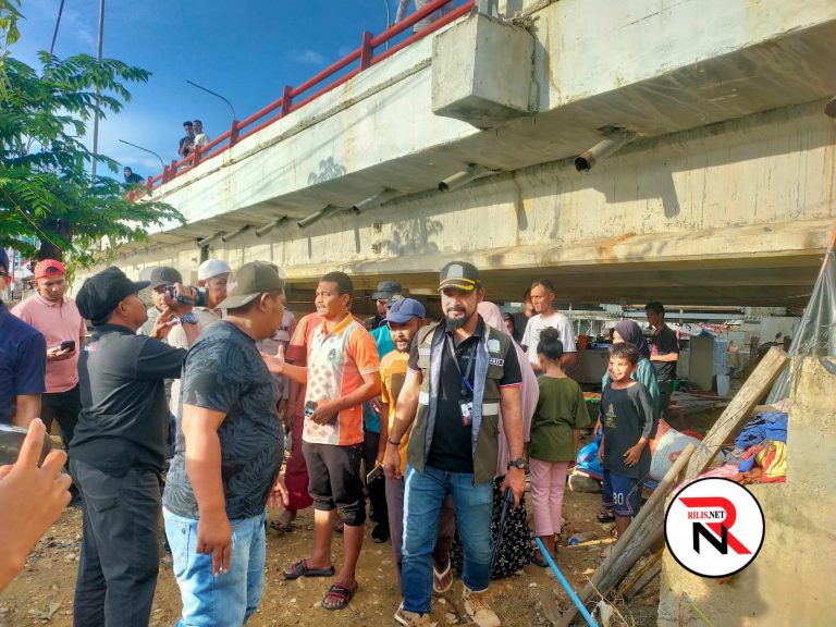Sambangi Pengungsi di Bawah Jembatan Idi, Al-Farlaky: Jangan Ada yang Bilang Lapar Desember 7, 2025