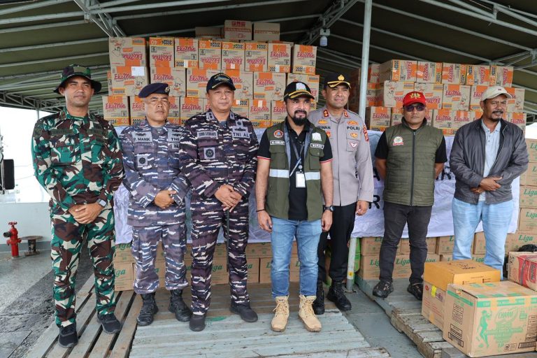 Bupati Al-Farlaky Jemput Bantuan Kemanusiaan dari KRI Gilimanuk di Tengah Laut Idi Desember 7, 2025