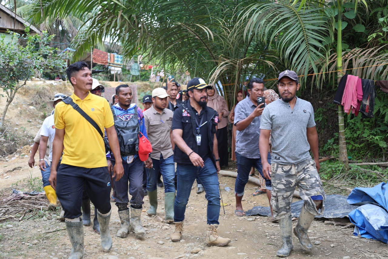 Arungi Lumpur, Bupati Al-Farlaky Salur Bantuan ke Desa Sijudo dan Sahraja di Pelosok Aceh Timur  Desember 11, 2025
