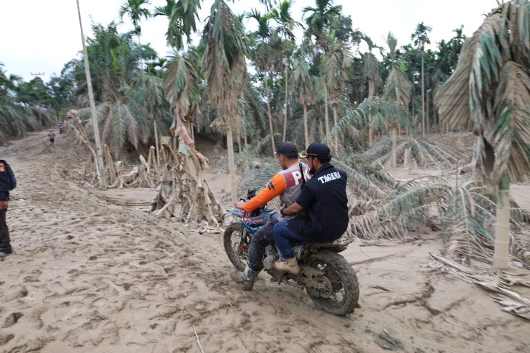 Arungi Lumpur, Bupati Al-Farlaky Salur Bantuan ke Desa Sijudo dan Sahraja di Pelosok Aceh Timur  Desember 11, 2025