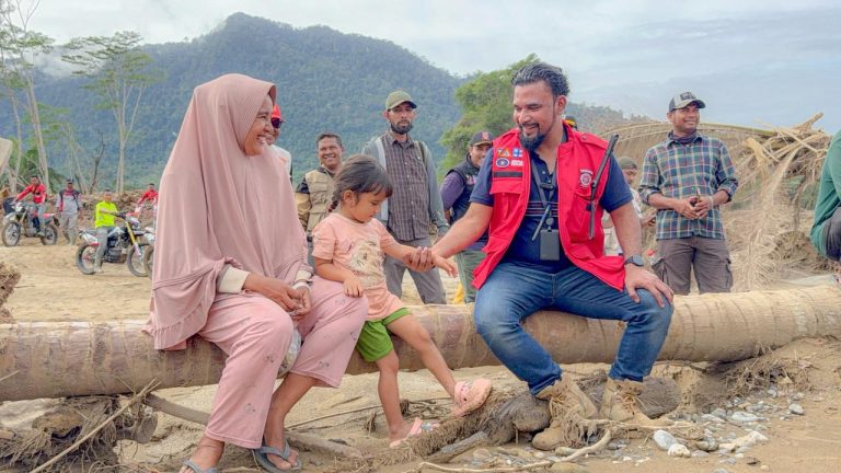 Bupati Al-Farlaky Disambut Tangis Haru Warga Simpang Jernih Bupati Al-Farlaky Disambut Tangis Haru Warga Simpang Jernih Desember 16, 2025