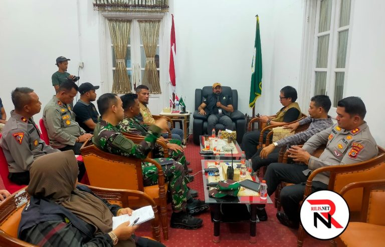 Bupati Al-Farlaky Minta BNPB Bantu Helikopter Salurkan Logistik ke Pedalaman Aceh Timur  Desember 1, 2025