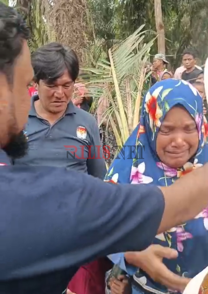 Bupati Al-Farlaky Disambut Tangis Haru Warga Simpang Jernih - RILIS.NET Bupati Al-Farlaky Disambut Tangis Haru Warga Simpang Jernih Desember 16, 2025