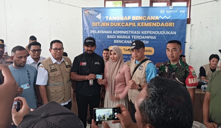 Bupati Al-Farlaky Pantau Perekaman Adminduk Warga Terdampak Bencana di Ranto Peureulak Januari 14, 2026