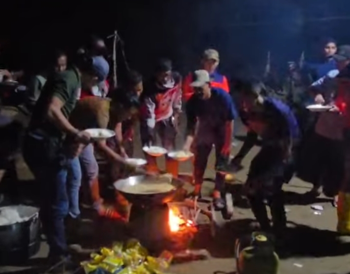 Bupati Aceh Timur Al-Farlaky Menginap dan Makan di Lokasi Pengungsi Januari 1, 2026