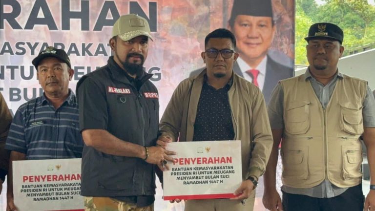 Bupati Al-Farlaky Serahkan Sapi Bantuan Presiden untuk Meugang Masyarakat Terdampak Banjir Februari 17, 2026